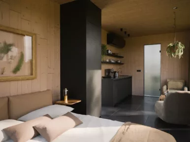 Intérieur du lodge miroir avec vue sur la nature