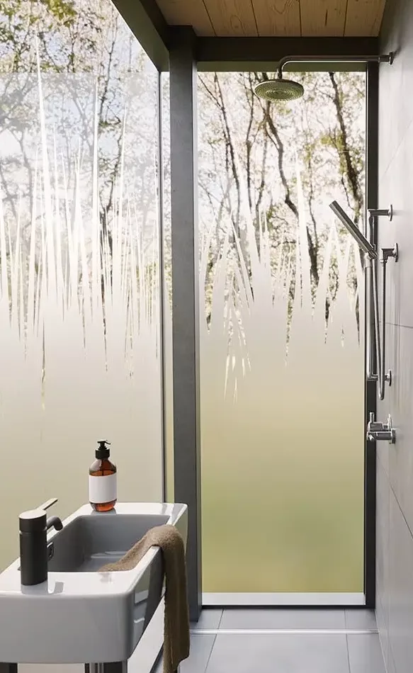 Salle de bain du lodge miroir avec vue sur la nature
