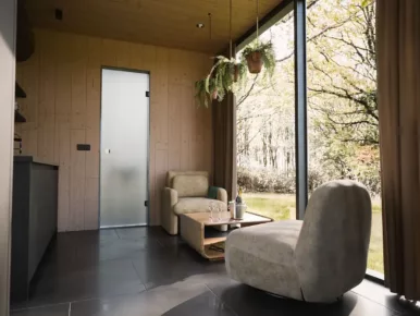 Vue sur la nature depuis le salon du lodge miroir