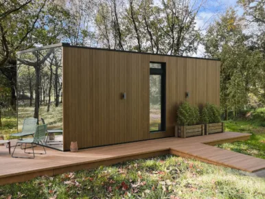 Reflets de la nature sur le lodge miroir