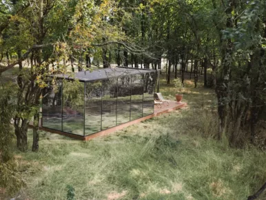 Façades vitrées sans tain du lodge miroir