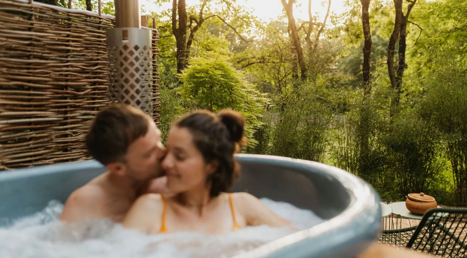 Couple en week-end en amoureux dans le bain nordique d'un écolodge du Domaine Toucan en Vendée