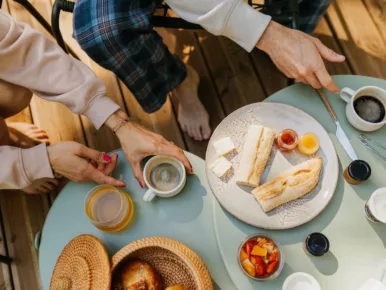 Petit-déjeuner servi en terrasse au Lodge Miroir du Domaine Toucan en Vendée