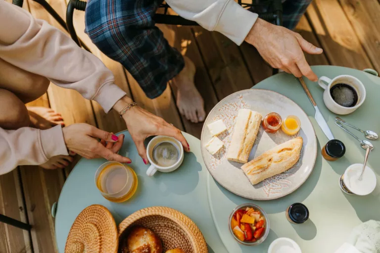 Petit-déjeuner servi en terrasse au Lodge Miroir du Domaine Toucan en Vendée