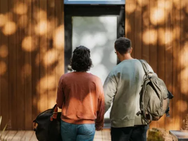 Couple rejoignant l'entrée du Lodge Miroir, hébergement insolite en Vendée