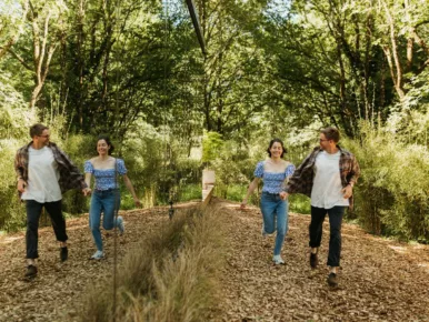 Couple heureux qui s'aime avec leu image qui se reflète dans le lodge miroir