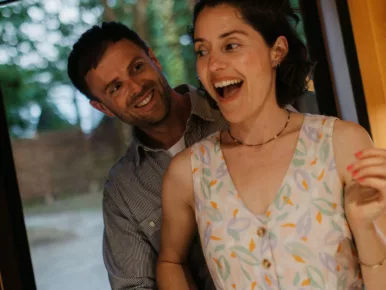Couple complice, surprise en découvrant le Lodge Miroir, séjour insolite en Vendée