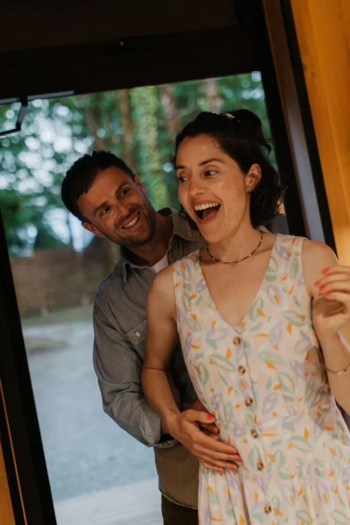 Couple complice, surprise en découvrant le Lodge Miroir, séjour insolite en Vendée