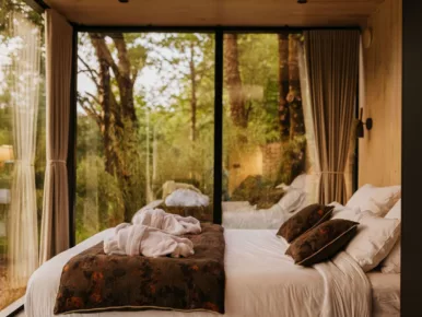 Chambre du Lodge Miroir avec lit face à la forêt, nuit insolite en Vendée