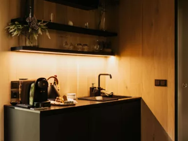Couple se reflétant dans les parois sans tain du Lodge Miroir, hébergement insolite en Vendée