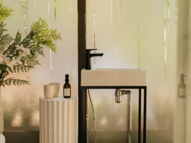 Salle de bain du Lodge Miroir ouverte sur la forêt, expérience douche avec vue nature en Vendée