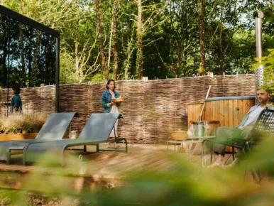 Terrasse du Lodge Miroir avec bain nordique et transats, séjour insolite en Vendée
