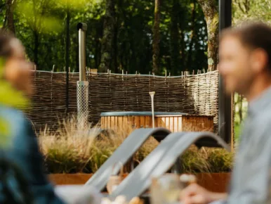 Bain nordique et transats sur la terrasse du Lodge Miroir, spa privatif en Vendée