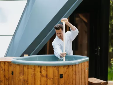 Bain nordique chauffé au poêle à bois sur la terrasse du Lodge Étoile en Vendée