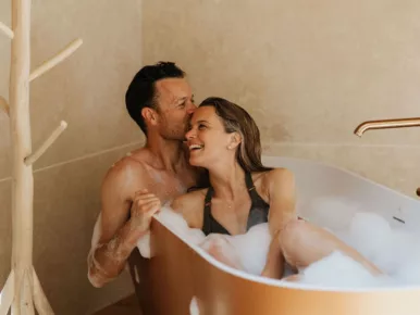 Bain à deux dans la baignoire îlot du Lodge Étoile, week-end romantique