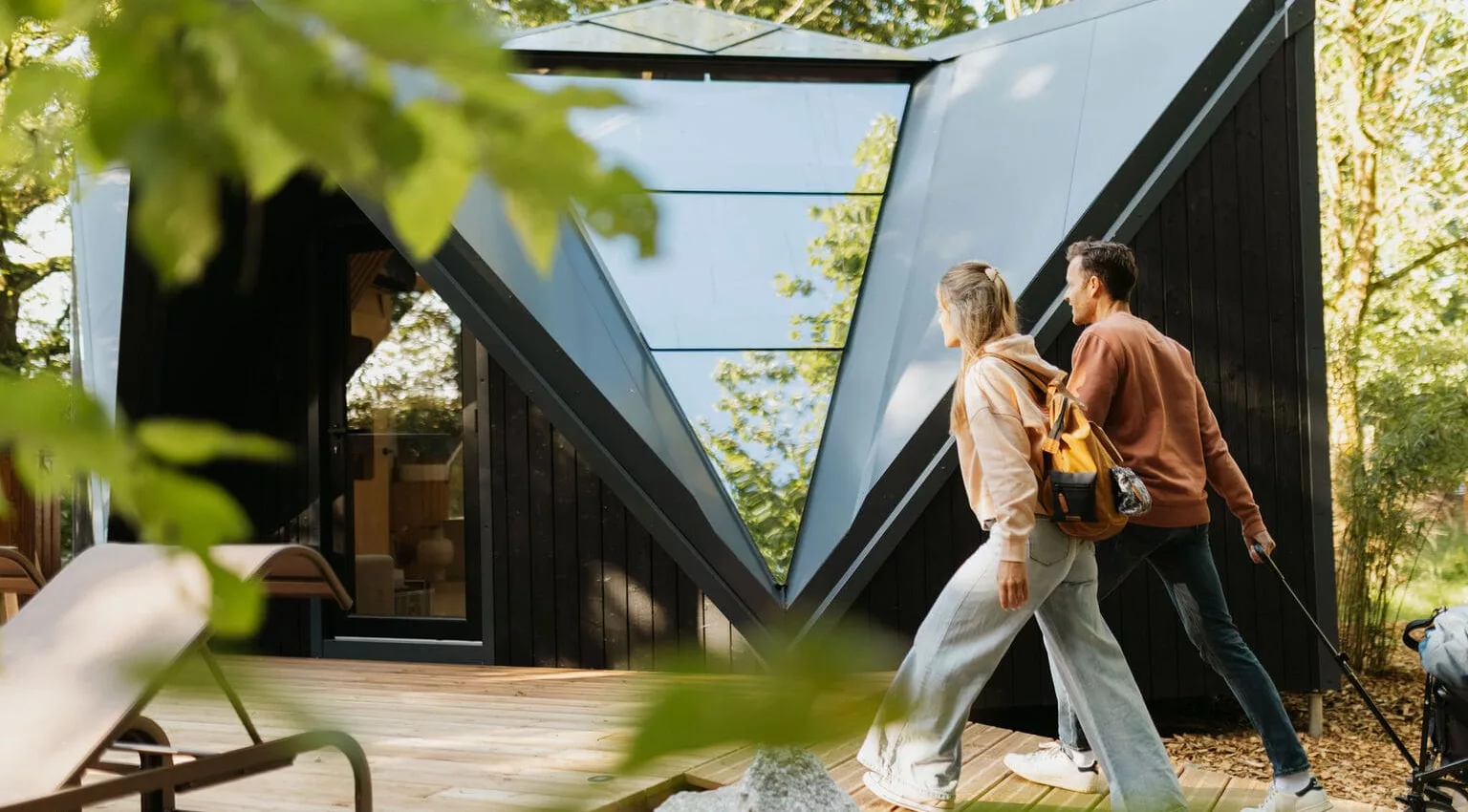 Couple découvrant la façade géodésique du Lodge Étoile, hébergement insolite au Poiré-sur-Vie