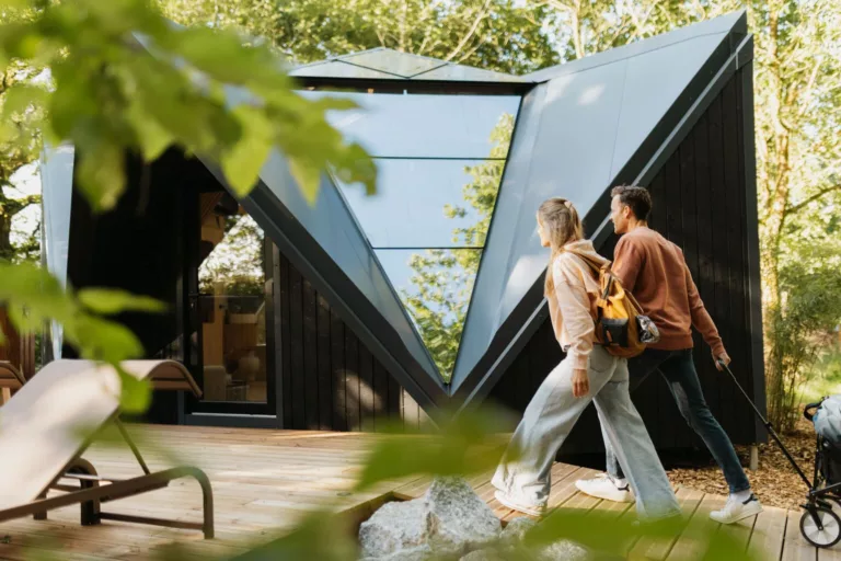 Couple découvrant la façade géodésique du Lodge Étoile, hébergement insolite au Poiré-sur-Vie