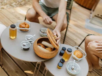 Petit-déjeuner inclus et livré en terrasse au Domaine Toucan, séjour insolite en Vendée