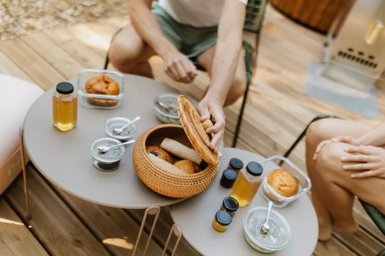 Petit-déjeuner inclus et livré en terrasse au Domaine Toucan, séjour insolite en Vendée