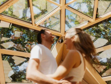 Couple complice sous le plafond vitré du Lodge Étoile, nuit insolite en Vendée