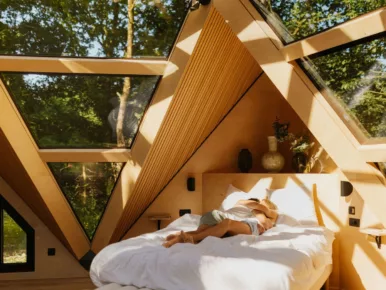 Réveil en couple sous les baies vitrées du Lodge Étoile, séjour insolite en Vendée