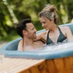 Moment de détente en couple dans le Jacuzzi du Domaine Toucan