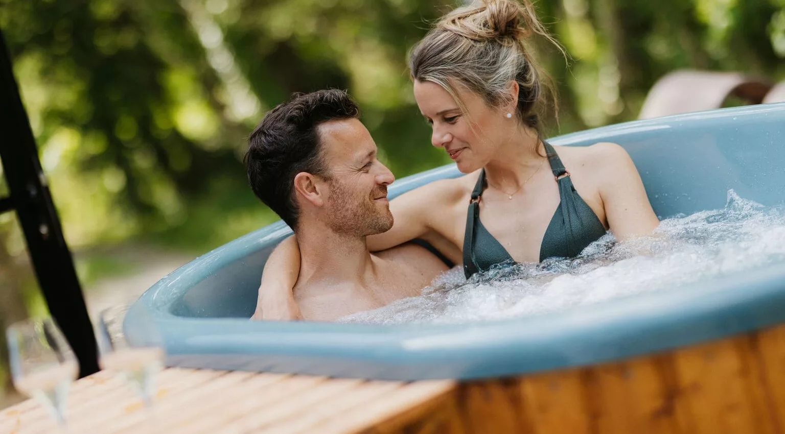 Moment de détente en couple dans le Jacuzzi du Domaine Toucan