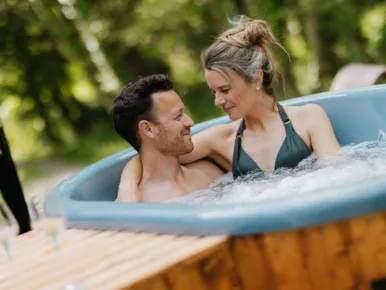 Moment de détente en couple dans le Jacuzzi du Domaine Toucan