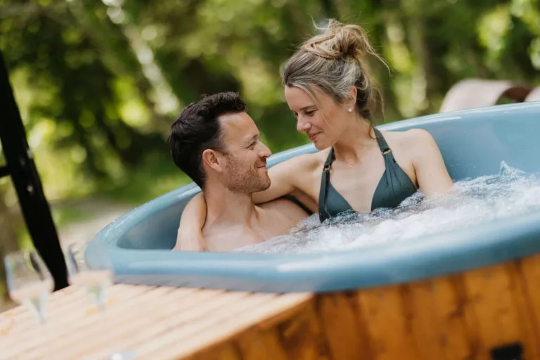 Moment de détente en couple dans le Jacuzzi du Domaine Toucan