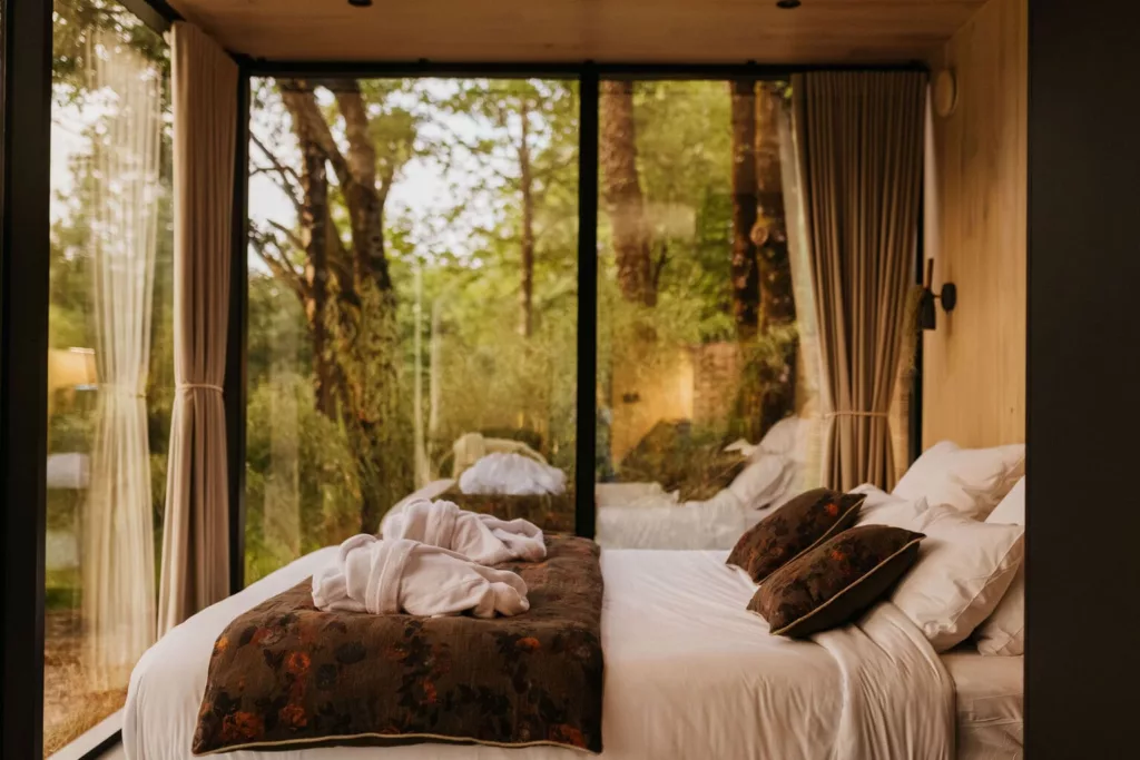 Chambre du Lodge Miroir avec lit face à la forêt, nuit insolite en Vendée