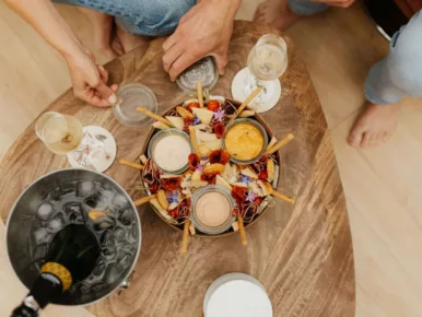 Planche dînatoire avec dessert et champagne pour un séjour romantique au Domaine Toucan