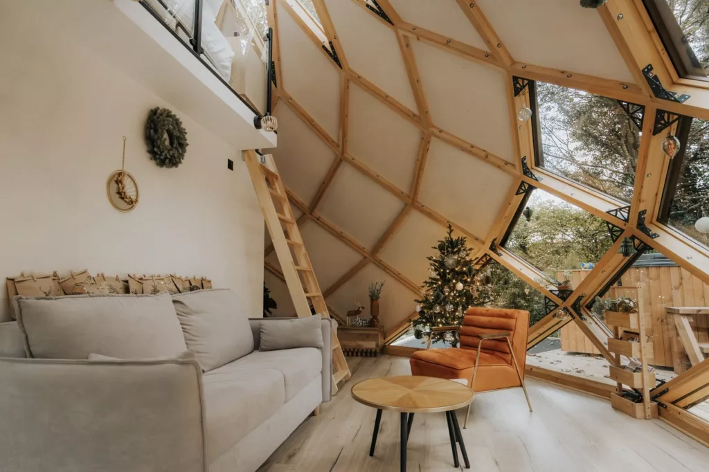 Décoration de Noël dans le Zome, écolodge insolite du Domaine Toucan en Vendée, avec sapin illuminé et bain nordique