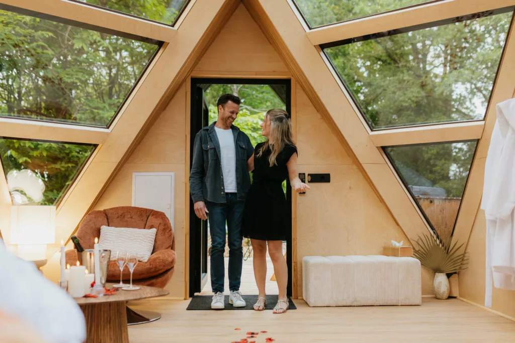 couple découvrant leur lodge haut de gamme en forme d'étoile en Vendée