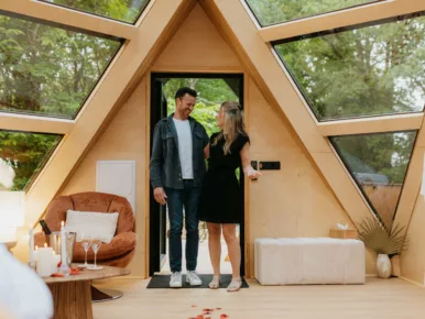couple découvrant leur lodge haut de gamme en forme d'étoile en Vendée
