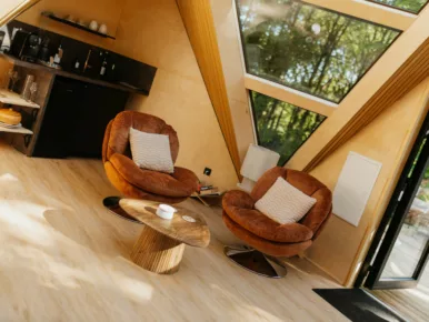 coin salon d'un lodge en forme d'étoile en Vendée au coeur de la nature