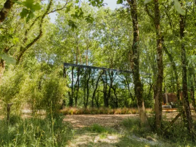 Lodge aux vitres sans tain camouflé dans la végétation près de Nantes