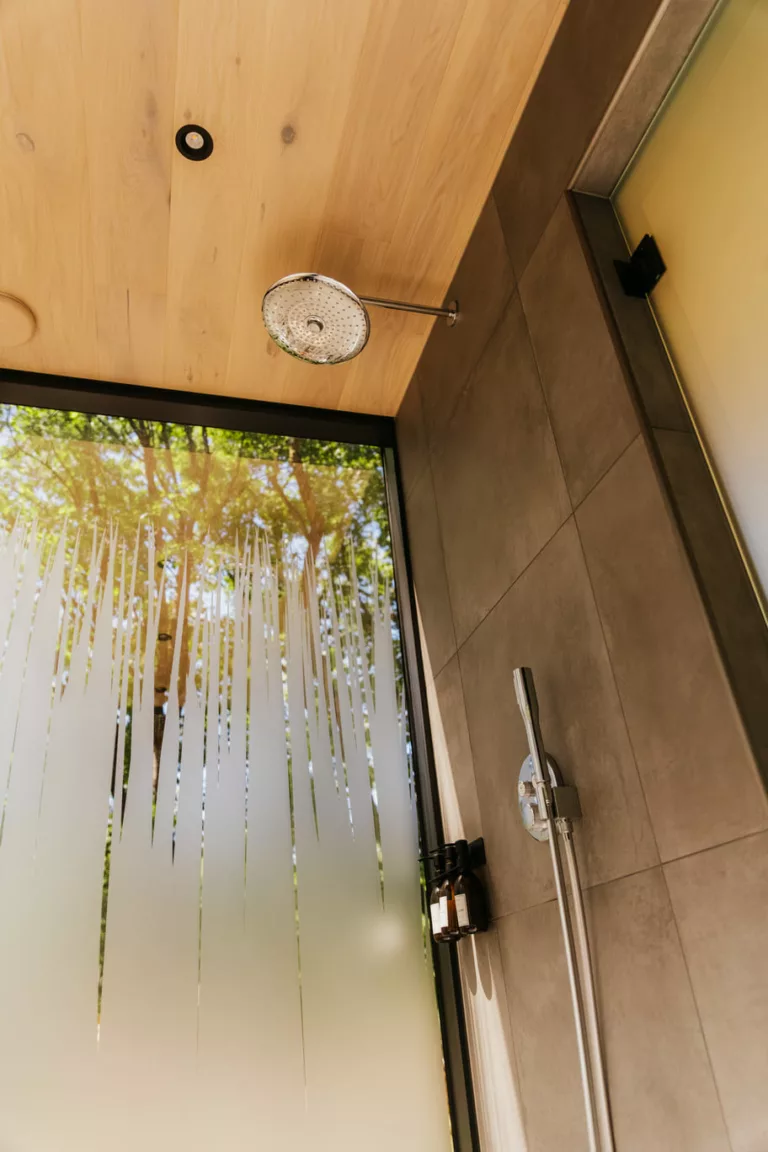 Douche avec vue sur la forêt dans un lodge en pleine nature près de Nantes