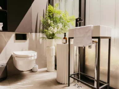 salle de bain d'un lodge Miroir, lumineuse et élégante, weekend en amoureux en pays de la loire